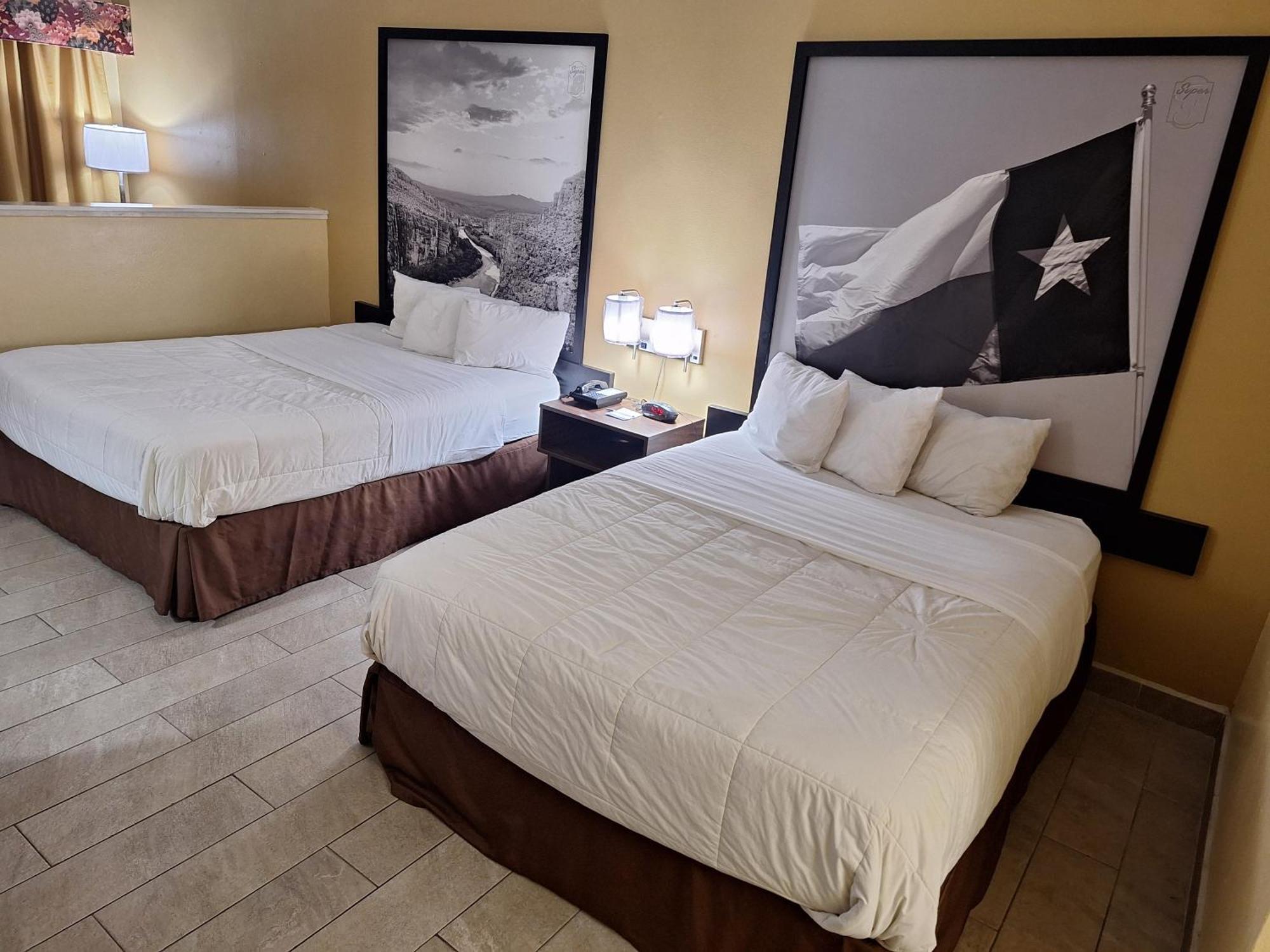 Super 8 By Wyndham Weslaco Room photo