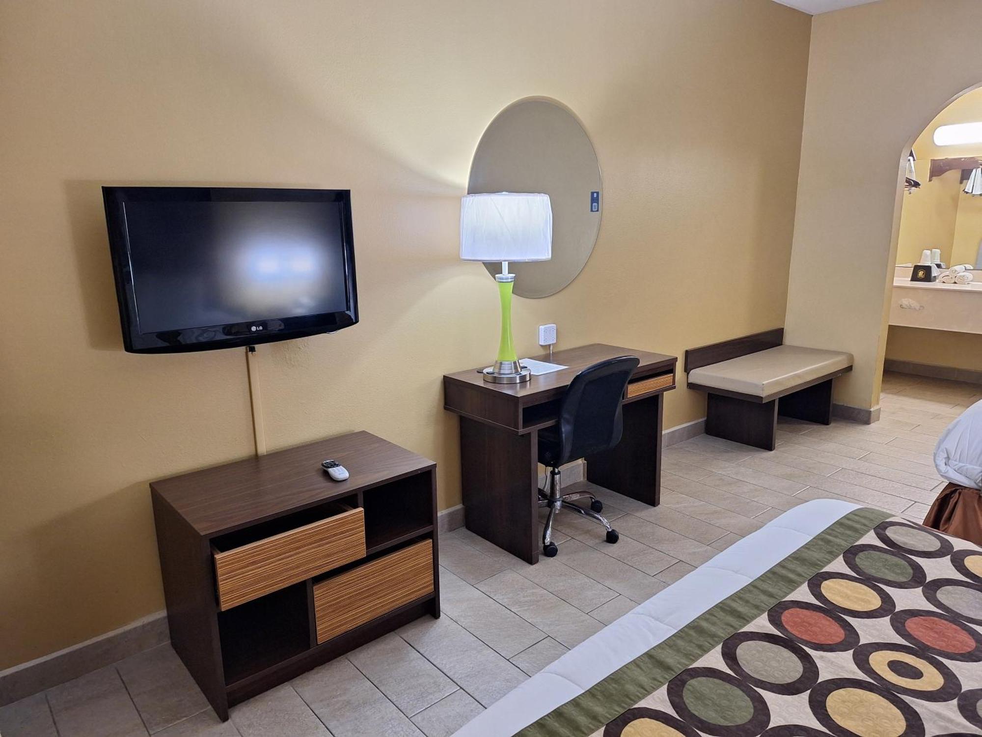 Super 8 By Wyndham Weslaco Room photo