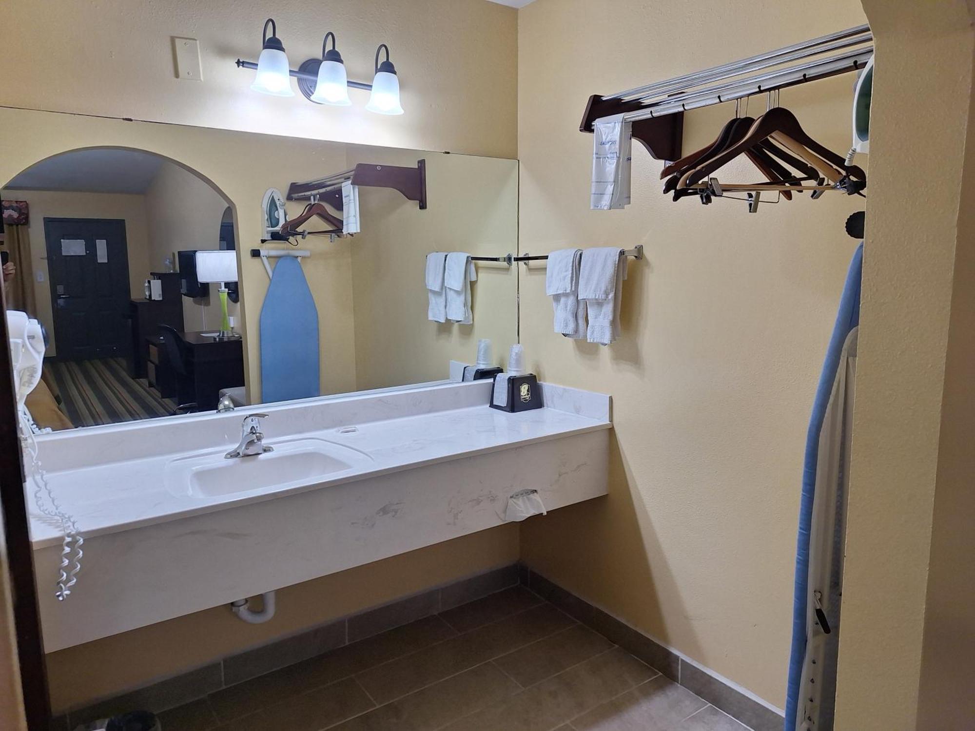 Super 8 By Wyndham Weslaco Room photo